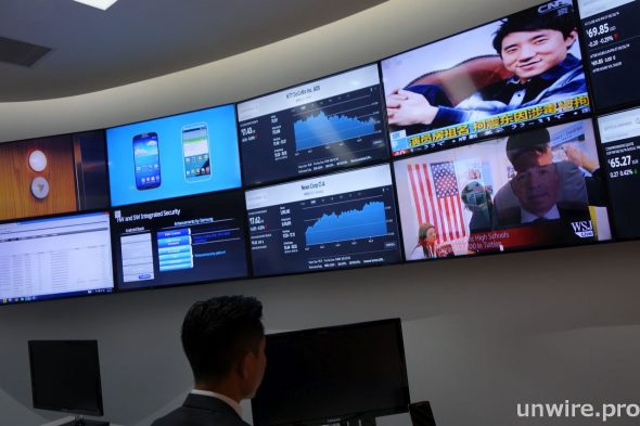 金融機構可利用 Samsung SMART Signage DM40D 實時展示外幣匯率、股票市場資料及其他金融資訊，確保客戶得到最快最新的資訊。