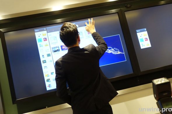 Samsung ED 系列顯示器另可配合 Touch Overlay 選項，化身成互動白板，教師和學生只須用輕輕一觸便可輕鬆擷取、查看、分享及列印白板上的文件。